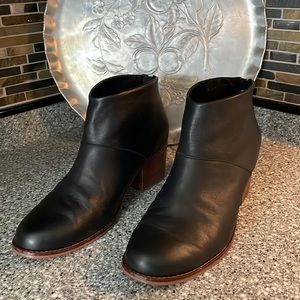 TOMS Leila Smooth Leather Bootie size 9